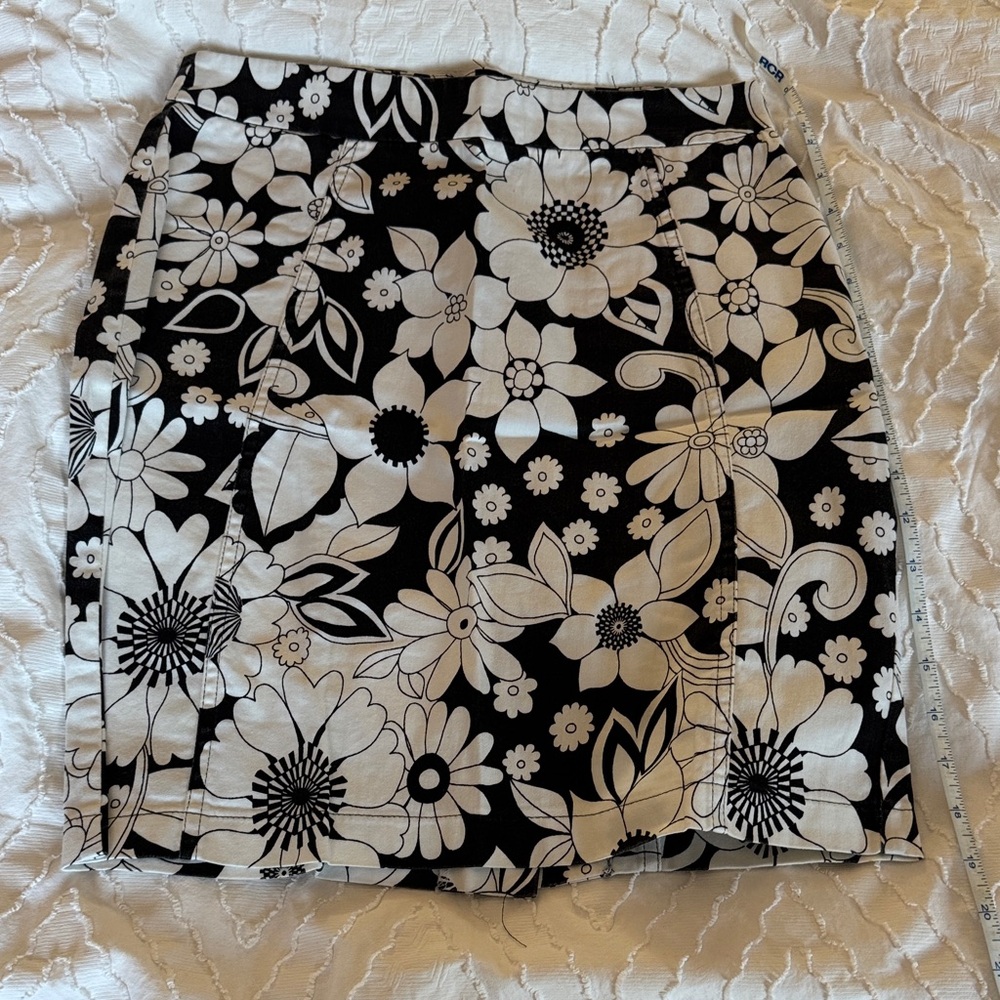 Forever 21 Black and White Floral Mini Skirt